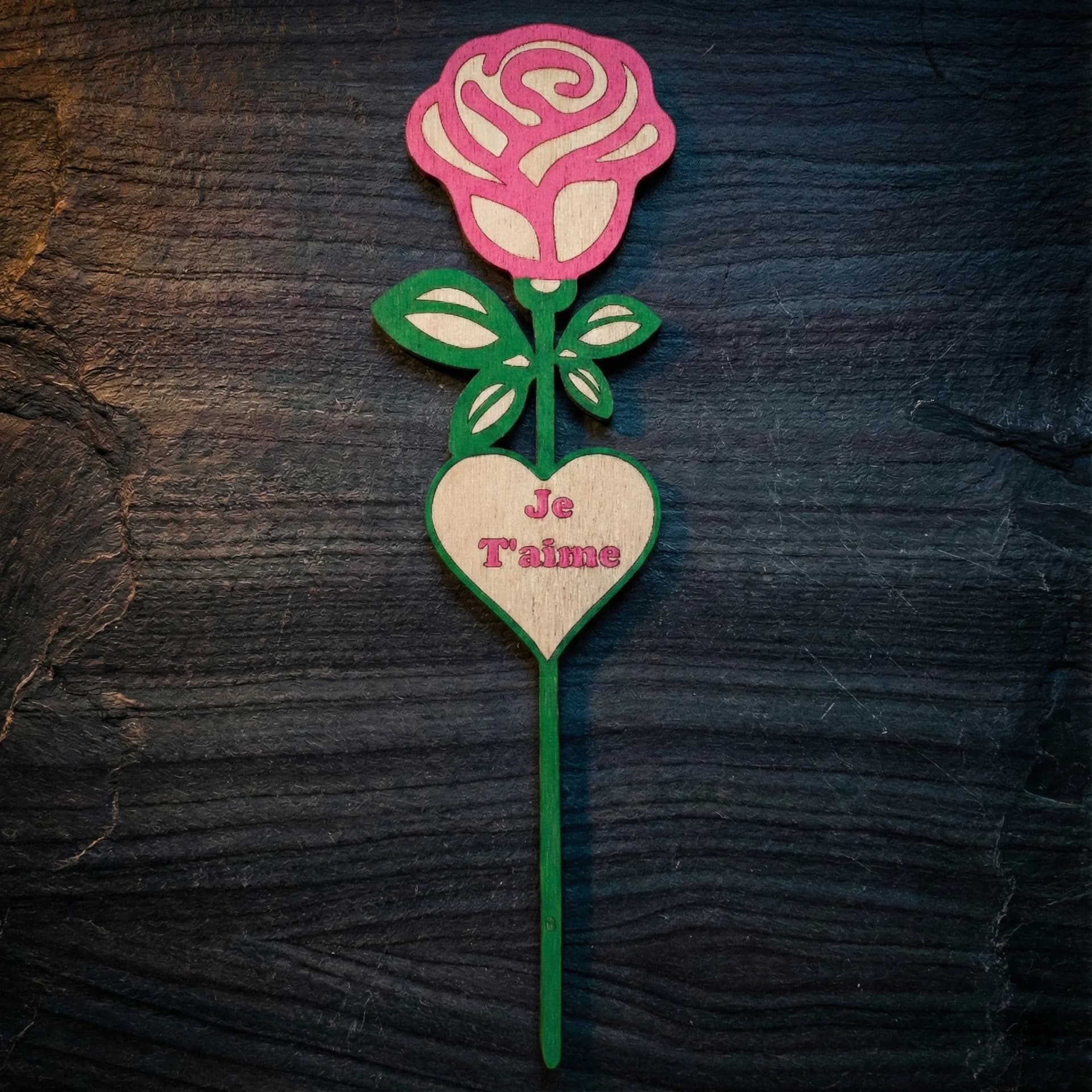 ROSE COULEUR ROSE EN BOIS AVEC COEUR JE T'AIME