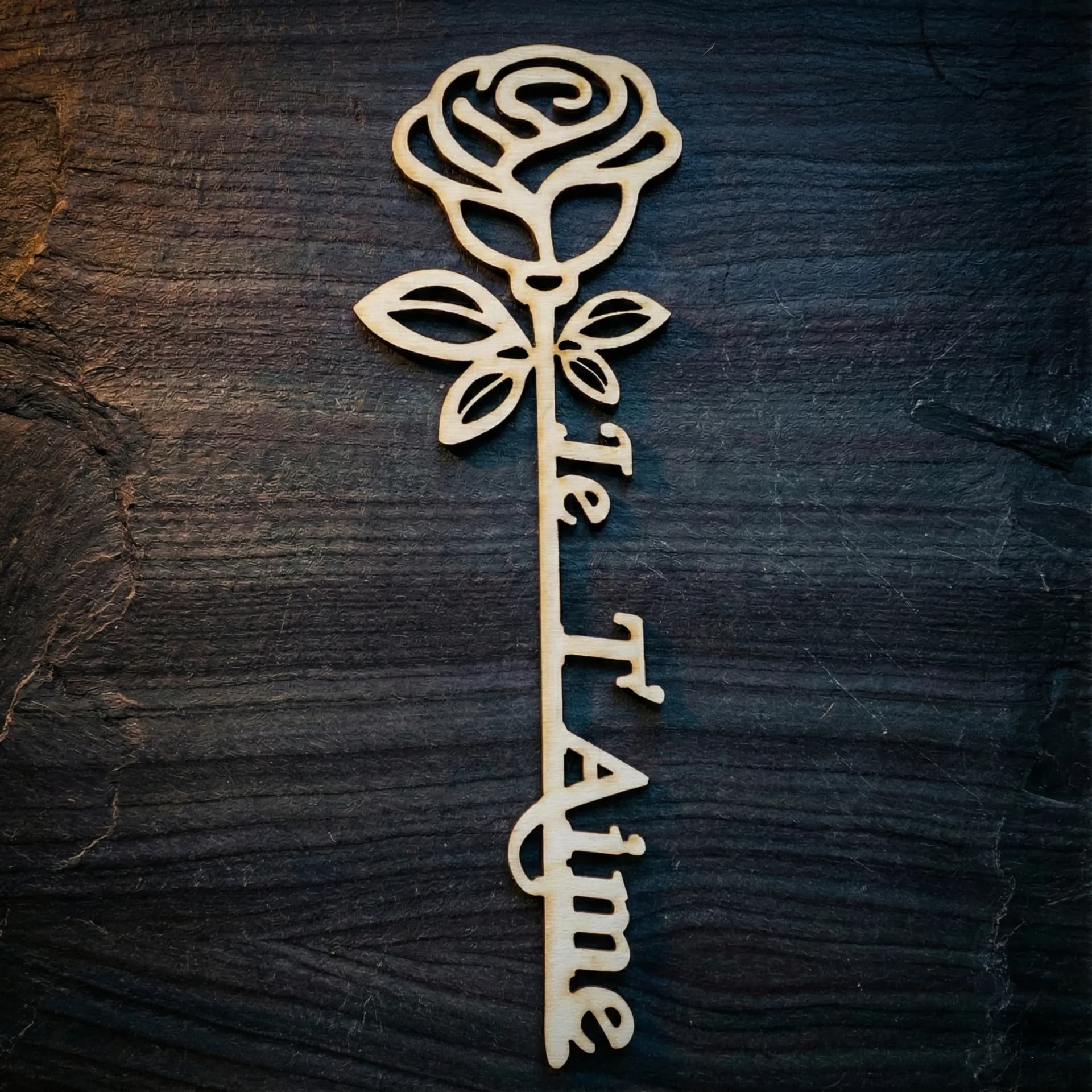 ROSE DÉCOUPE COULEUR BOIS ECRIT JE T'AIME