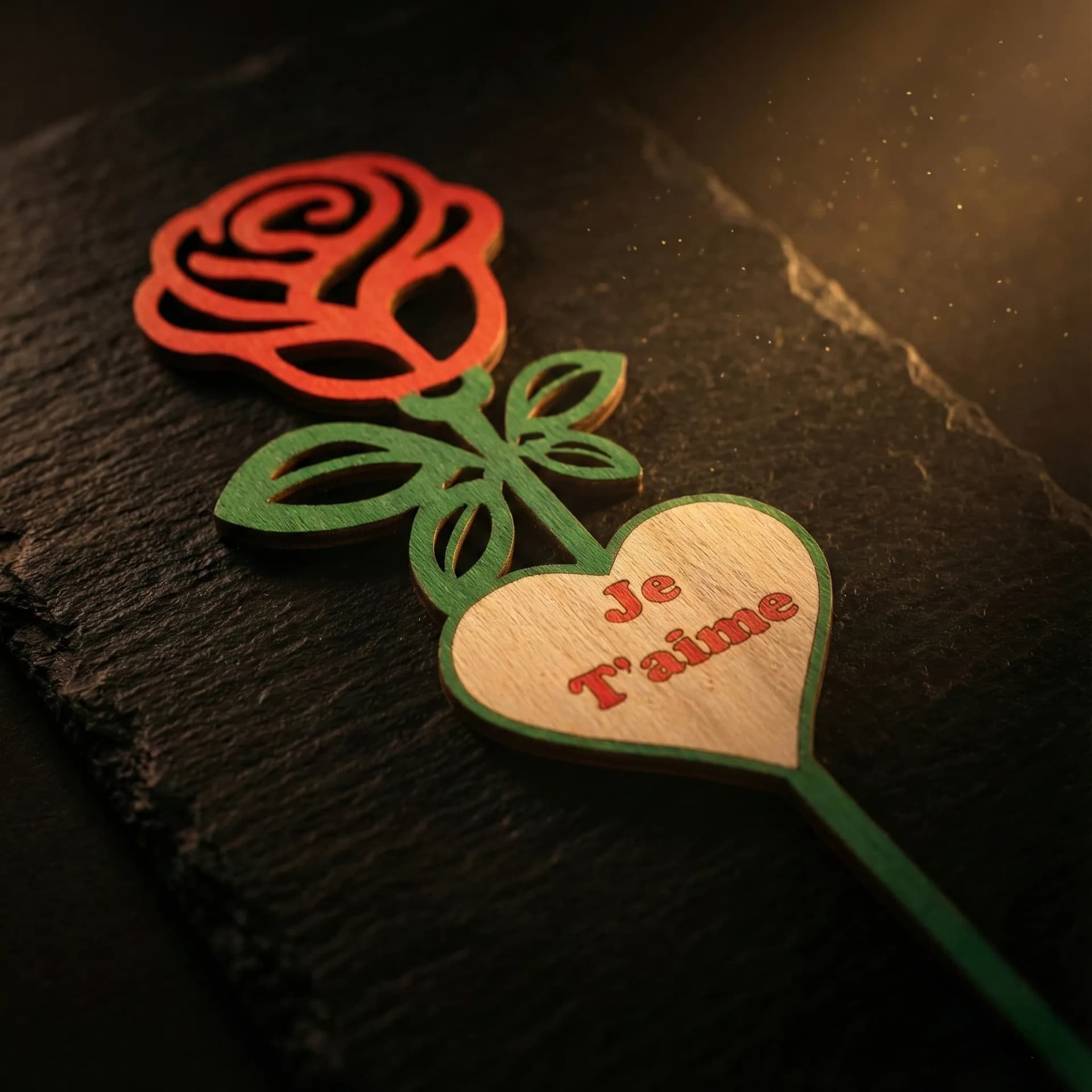 ROSE EN BOIS COULEUR ROUGE AVEC COEUR JE T'AIME