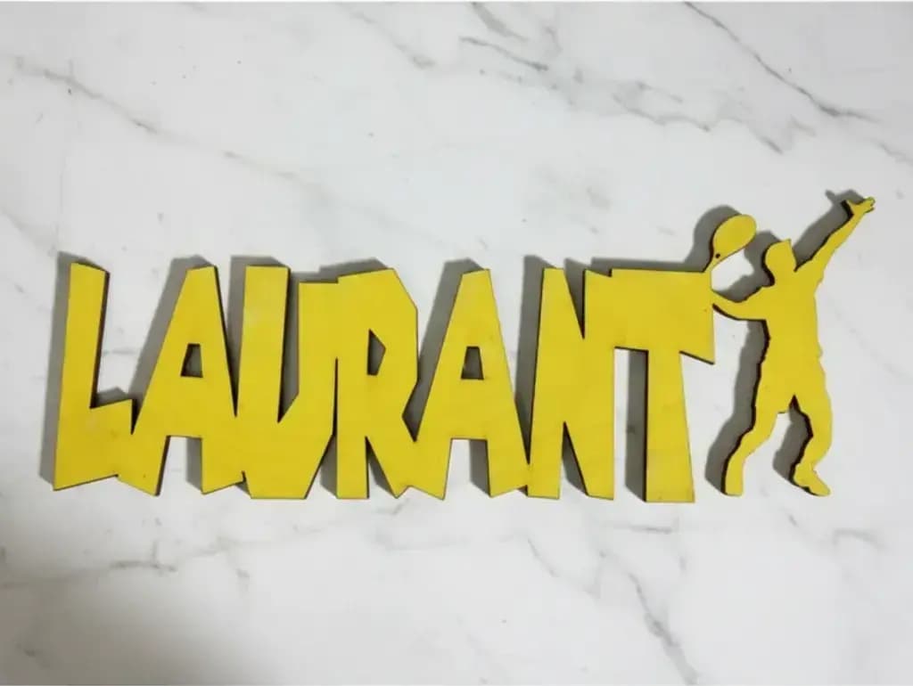 PRÉNOM DE PORTE DÉCOUPE LASER JOUEUR DE TENNIS EN CONTRE PLAQUE 3 MM D'ÉPAISSEUR PERSONNALISABLE