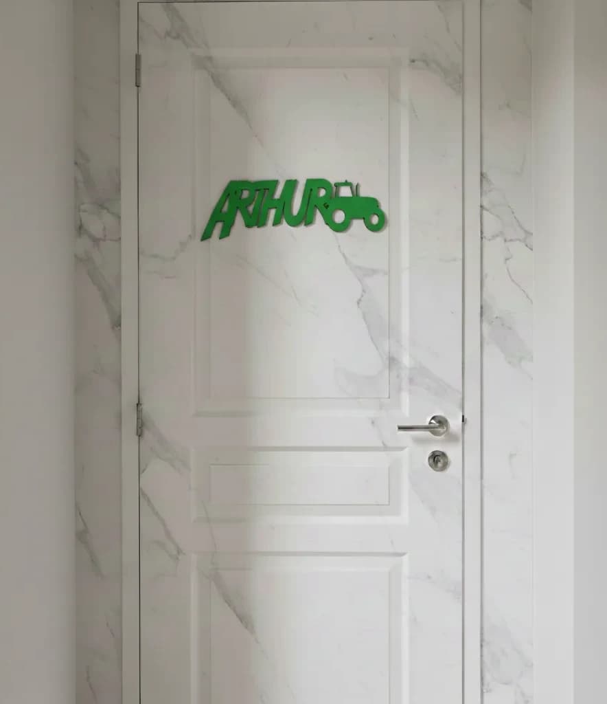 PRÉNOM DE PORTE DÉCOUPE LASER TRACTEUR EN CONTRE PLAQUE 3 MM D'ÉPAISSEUR PERSONNALISABLE 1